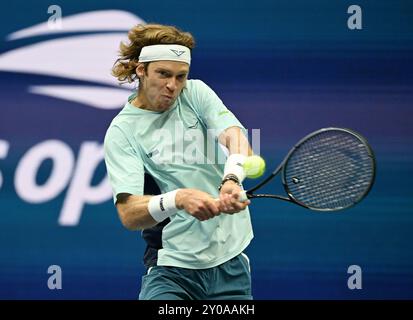 FLUSHING NY - 1 SETTEMBRE: Andrey Rublev vs Grigor Dimitrov su Arthur Ashe Stadium presso l'USTA Billie Jean King National Tennis Center il 1 settembre 2024 a Flushing Queens. Crediti: Mpi04 / MediaPunch *** NON SONO DISPONIBILI GIORNALI di New York*** Foto Stock