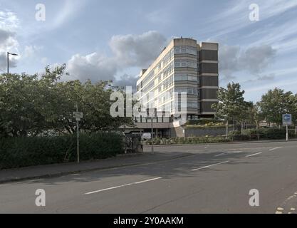 Centro amministrativo, Motherwell e ciliegi in estate Foto Stock