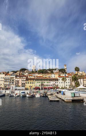 Cannes skyline della città sulla Costa Azzurra in Francia, le Suquet old town dal Vieux Port Foto Stock