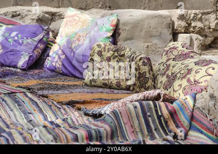 Tappeti e cuscini colorati in un villaggio beduino in Egitto Dahab Foto Stock