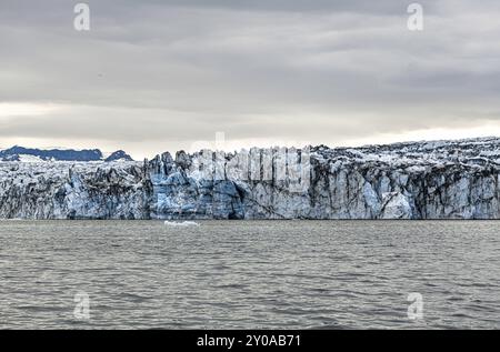 La laguna del ghiacciaio di Jokulsarlon nella parte orientale dell'Islanda durante una giornata nuvolosa Foto Stock