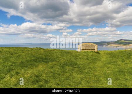 Banco di pietra a lungo la costa sud occidentale percorso con una veduta della Jurassic Coast, vicino Worth Matravers, Jurassic Coast, Dorset, Regno Unito Foto Stock