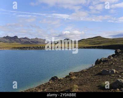 Il cratere d'esplosione Graenavatn pieno d'acqua in Islanda Foto Stock