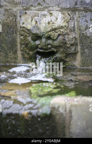 Piccola fontana a muro in un parco Foto Stock