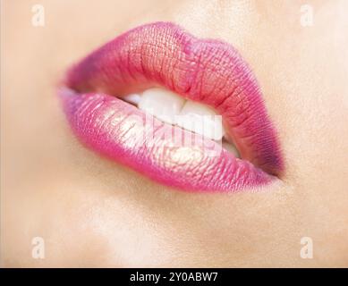 Close up ritratto di una giovane e bella modello con bright make up. Close up di astratta multicolor make up. Il trucco di polvere di pigmento esplosione. labbra Foto Stock