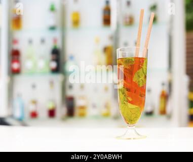 Fragola mohito mojito bevande con ghiaccio e menta lime sul bar della piscina Foto Stock