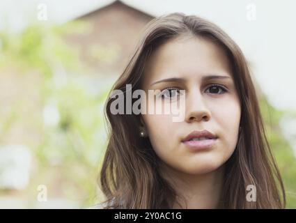 Ritratto di una bella ragazza teen nella luce del tramonto Foto Stock