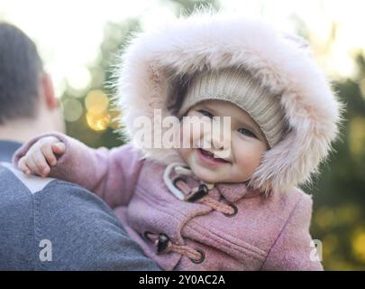 Padre con baby abbracciando in autunno park. Felice ritratto Foto Stock