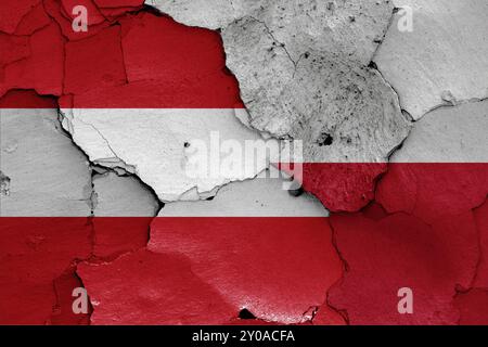 Bandiere di Austria e Polonia dipinte su pareti incrinate Foto Stock