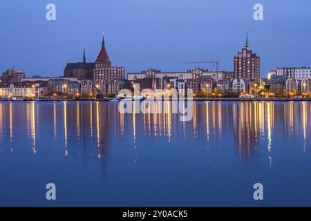 Vista sul Warnow fino alla città di Rostock in serata Foto Stock