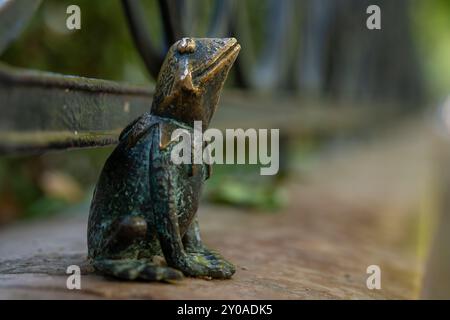 Budapest, Ungheria - 08 luglio 2024: Piccola statuetta in bronzo di un Muppet Kermit la rana creata da Mihaly Kolodko. Foto Stock