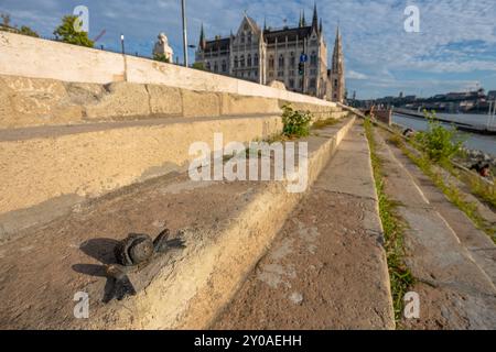 Budapest, Ungheria - 8 luglio 2024: Ushanka restituisce la mini statua di Mihaly Kolodko. Foto Stock