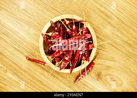 Vista ad angolo alto del peperoncino rosso essiccato in un recipiente di legno Foto Stock