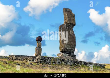 Ahu Tahai e Ahu Ko Te Riku nel sito archeologico di Tahai sull isola di pasqua in Cile Foto Stock