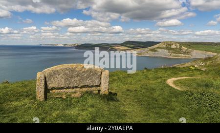 Banco di pietra a lungo la costa sud occidentale percorso con una veduta della Jurassic Coast, vicino Worth Matravers, Jurassic Coast, Dorset, Regno Unito Foto Stock