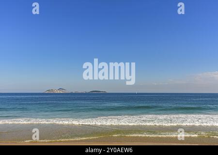 Vista sul mare, sulla linea di orizzonte e isole Cagarras di fronte la spiaggia di Ipanema a Rio de Janeiro Foto Stock