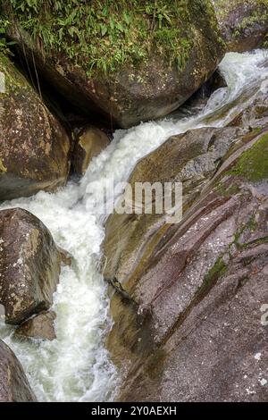Piccolo fiume e cascata tra il Itatiaia Parco Nazionale di rocce Penedo, Rio de Janeiro Foto Stock