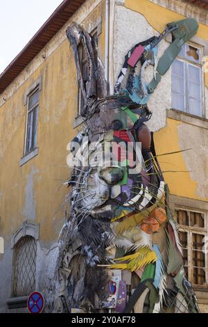 Punto di riferimento, Street art, graffiti, scultura Half Rabbit, artista Arturo Bordalo alias Bordalo II, Vila Nova de Gaia, quartiere di Porto, Portogallo, Europa Foto Stock