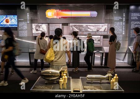 In primo piano, riproduzioni in miniatura di Fat Man e Little Boy Bombs. Mostra, interni, all'interno, il Memoriale della pace di Hiroshima Foto Stock