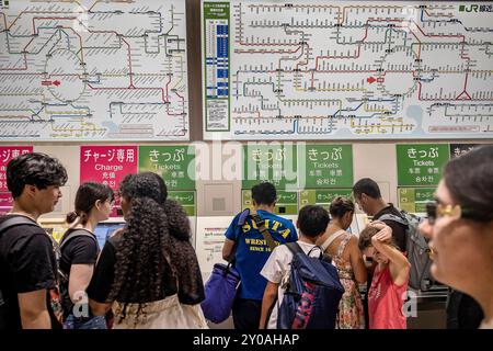 Stazione di Harajuku. Distributori automatici di biglietti. Ingresso alla stazione ferroviaria. Linea JR Yamanote. Harajuku, Tokyo, Giappone Foto Stock