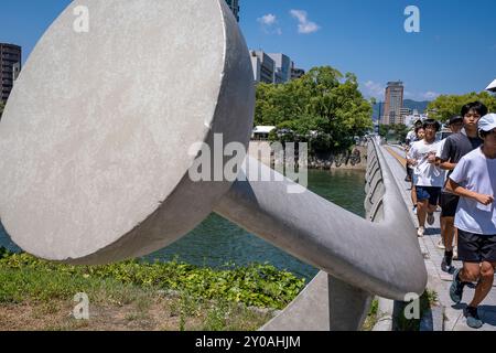 Runers in Peace bridge, Peace Memorial Park, Hiroshima, Giappone Foto Stock