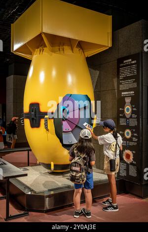 Replica di Fat Man, in Atomic Bomb Nagasaki Peace Memorial Museum, Nagasaki, Giappone Foto Stock