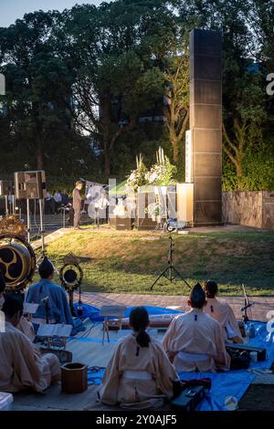 Cerimonia ecumenica che si tiene ogni 8 agosto nel Parco dell'Hypocenter di Nagasaki, di fronte al monolite che segna l'ipocentro, dove tutte le religioni di Na Foto Stock