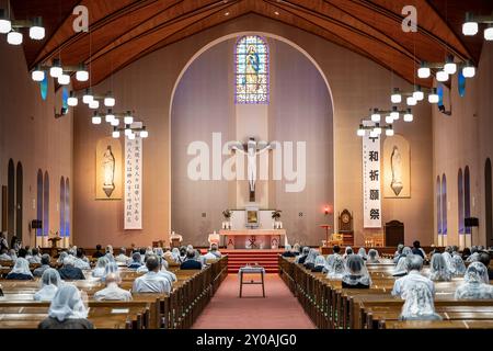 Messa mattutina il 9 agosto, ogni anno, in memoria delle vittime della bomba atomica. Cattedrale di Urakami, Nagasaki, Giappone Foto Stock