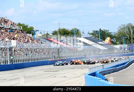 Milwaukee Wisconsin, 1 settembre 2024: Incidente di inizio gara al traguardo di partenza. HiVee 250 INDYCAR Race al Milwaukee Mile. Foto Stock