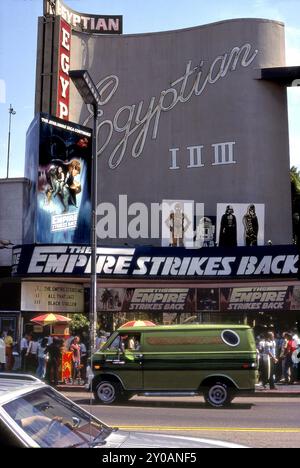 The Egyptian Theater con la pubblicità per The Empire colpisce di nuovo su Hollywood Boulevard nel 1980, Hollywood, Los Angeles, California, Stati Uniti Foto Stock