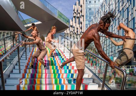 Greenwich Peninsula, Londra, Regno Unito. 1 settembre 2024. Presentato da Cie Lézard Bleus. La performance viene presentata in anteprima nel Regno Unito al GDIF per celebrare la creatività, il sostegno reciproco e le possibilità illimitate. Abdullah Bailey/Alamy Live News Foto Stock