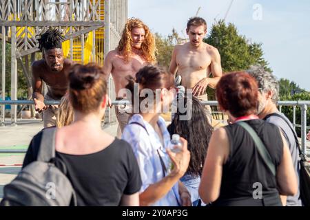 Greenwich Peninsula, Londra, Regno Unito. 1 settembre 2024. Presentato da Cie Lézard Bleus. La performance viene presentata in anteprima nel Regno Unito al GDIF per celebrare la creatività, il sostegno reciproco e le possibilità illimitate. Abdullah Bailey/Alamy Live News Foto Stock