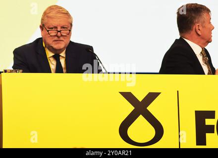 EDIMBURGO, SCOZIA - 1 SETTEMBRE 2024: Angus Robertson, Segretario di Gabinetto per la Costituzione, gli affari esteri e la cultura affiancato da Keith Brown, Depute leader del SNP, prima di una discussione politica sugli affari internazionali. Foto Stock