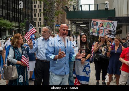 NEW YORK, NEW YORK - 1 SETTEMBRE: Sid Rosenberg della WABC parla alla vigilia commemorativa dei sei ostaggi rapiti e uccisi dai terroristi di Hamas fuori dal consolato israeliano il 1° settembre 2024 a New York. Americano-israeliano Hersh Goldberg-Polin, 23 anni, su 6 ostaggi trovati morti nel tunnel di Gaza, 10 giorni dopo che i genitori hanno esortato il figlio a "rimanere forte" in un discorso del DNC. L'IDF ha identificato le altre cinque vittime come Ori Danino, 25 anni; Eden Yerushalmi, 24 anni; Almog Sarusi, 27; e Alexander Lobanov, 33; tutti rapiti dal festival musicale Nova durante l'attacco di Hamas del 7 ottobre. Credito: R. Foto Stock