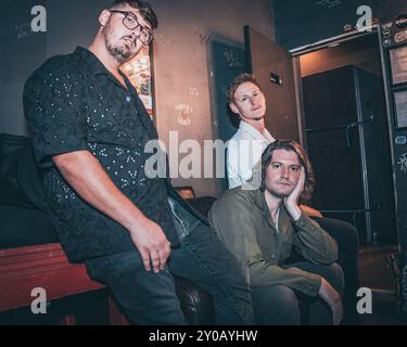 Membri della band alternative rock Richmond va The Mitras con Lead Vocalist e Guitar Sean Moran, Bass Austin Miller e Drummer Hayden Nothacker. Foto Stock