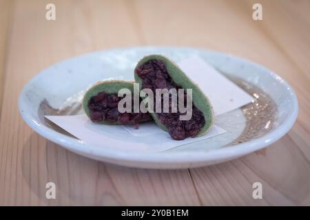 Il tradizionale Daifuku in Nakatanidou shop, fatto di torta di riso soffice (mochi) riempito con pasta di fagioli dolci, a Nara in Giappone. Foto Stock