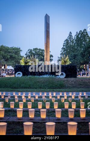 Cerimonia ecumenica che si tiene ogni 8 agosto nel Parco dell'Hypocenter di Nagasaki, di fronte al monolite che segna l'ipocentro, dove tutte le religioni di Na Foto Stock