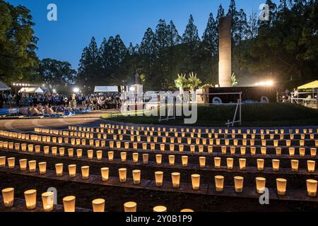 Cerimonia ecumenica che si tiene ogni 8 agosto nel Parco dell'Hypocenter di Nagasaki, di fronte al monolite che segna l'ipocentro, dove tutte le religioni di Na Foto Stock