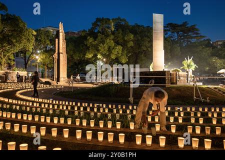 Cerimonia ecumenica che si tiene ogni 8 agosto nel Parco dell'Hypocenter di Nagasaki, di fronte al monolite che segna l'ipocentro, dove tutte le religioni di Na Foto Stock