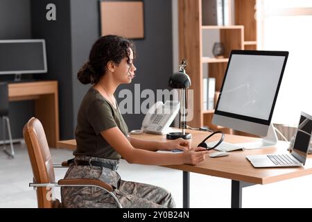 Soldato afroamericano seduto a tavola nel quartier generale Foto Stock