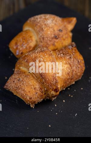 Bagel di pasta di formaggio casolare farcita con formaggio casolare e uvetta, deliziosi dolci fatti in casa utilizzando prodotti lattiero-caseari Foto Stock