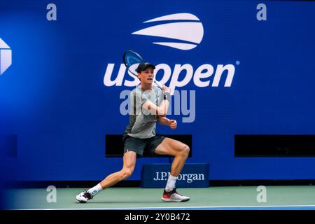 Jannik Sinner (ITA) gareggia nel primo turno degli US Open Tennis Championships 2024, all'USTA Billie Jean King National Tennis Center di Flushing Meadow, New York, il 27 agosto 2024. Foto Stock