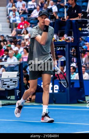 Jannik Sinner (ITA) gareggia nel primo turno degli US Open Tennis Championships 2024, all'USTA Billie Jean King National Tennis Center di Flushing Meadow, New York, il 27 agosto 2024. Foto Stock
