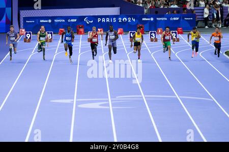 PARIGI, FRANCIA - 01 SETTEMBRE: Johannes Floors of germany (4.L), classe T62 oltre i 100 m corrono il primo turno durante la para atletica dei Giochi Paralimpici estivi di Parigi 2024 allo Stade de France il 1° settembre 2024 a Parigi, Francia. (Foto di Mika Volkmann) credito: Mika Volkmann/Alamy Live News Foto Stock