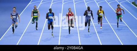 PARIGI, FRANCIA - 01 SETTEMBRE: Johannes Floors of germany (4.L), classe T62 oltre i 100 m corrono il primo turno durante la para atletica dei Giochi Paralimpici estivi di Parigi 2024 allo Stade de France il 1° settembre 2024 a Parigi, Francia. (Foto di Mika Volkmann) credito: Mika Volkmann/Alamy Live News Foto Stock