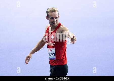 PARIGI, FRANCIA - 01 SETTEMBRE: Johannes Floors of germany (M), classe T62 dopo i 100 m di corsa Round 1 felice durante la para atletica dei Giochi Paralimpici estivi di Parigi 2024 allo Stade de France il 1° settembre 2024 a Parigi, Francia. (Foto di Mika Volkmann) credito: Mika Volkmann/Alamy Live News Foto Stock