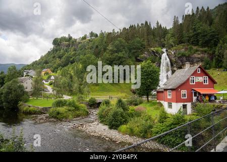 Paesaggio con la cascata Steinsdalsfossen vicino a Norheimsund in Norvegia. Famosa destinazione turistica panoramica. Foto Stock