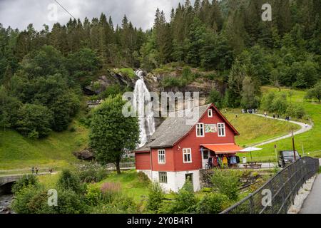 Paesaggio con la cascata Steinsdalsfossen vicino a Norheimsund in Norvegia. Famosa destinazione turistica panoramica. Foto Stock