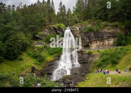 Paesaggio con la cascata Steinsdalsfossen vicino a Norheimsund in Norvegia. Famosa destinazione turistica panoramica. Foto Stock