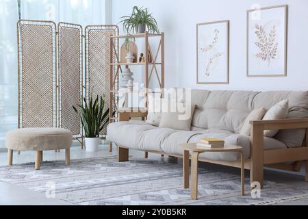 Elegante soggiorno con schermo pieghevole e divano. Design degli interni Foto Stock